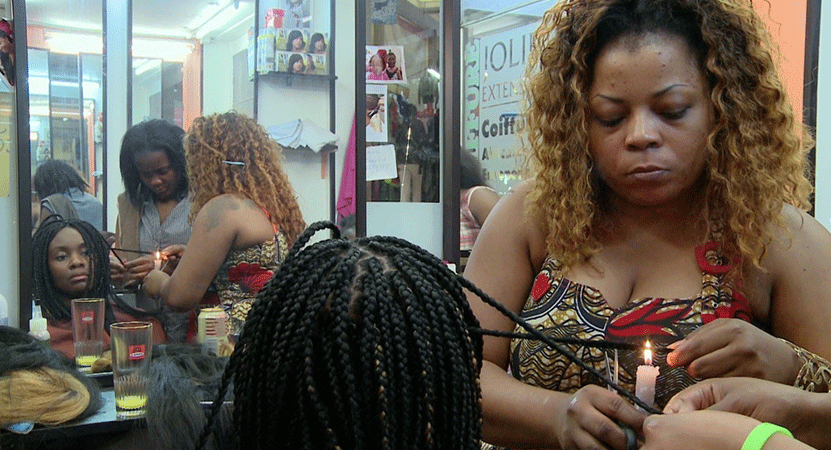 a women works on clients hair from the film Chez jolie coiffure
