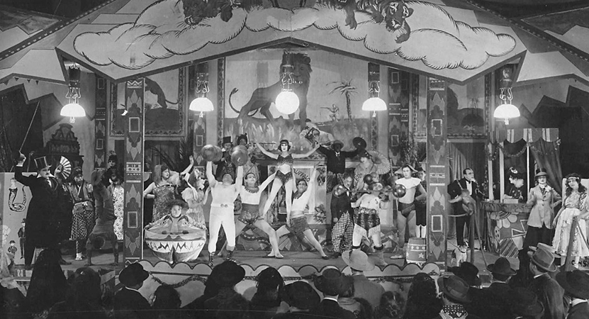entertainers perform on stage from the film La galerie des monstres (Gallery of Monsters)