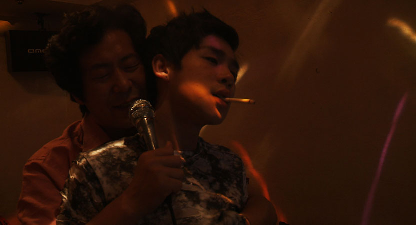 two people embrace and sing form the film 줄탁동시 (Stateless Things)